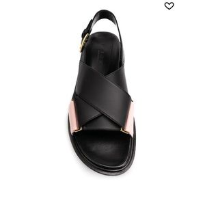 Marni
Fussbet criss-cross sandals.